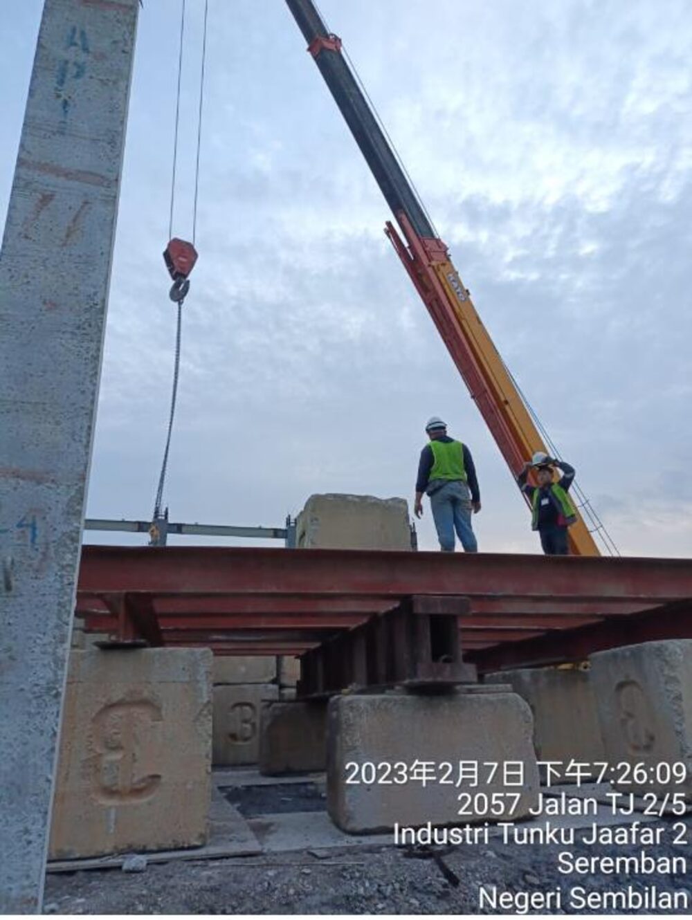 Maximum load testing of concrete piles with crane and test blocks